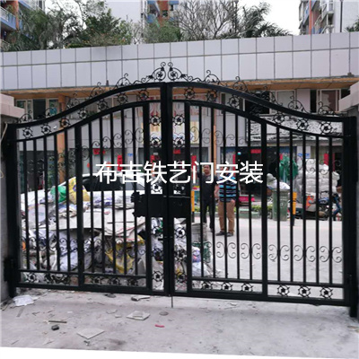 布吉铁艺门安装.jpg