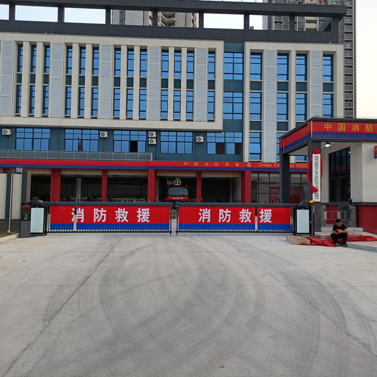 汕尾消防中队安装车牌识别重型广告道闸项目